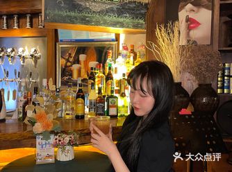 小酒馆拍照也要有氛围感了叭