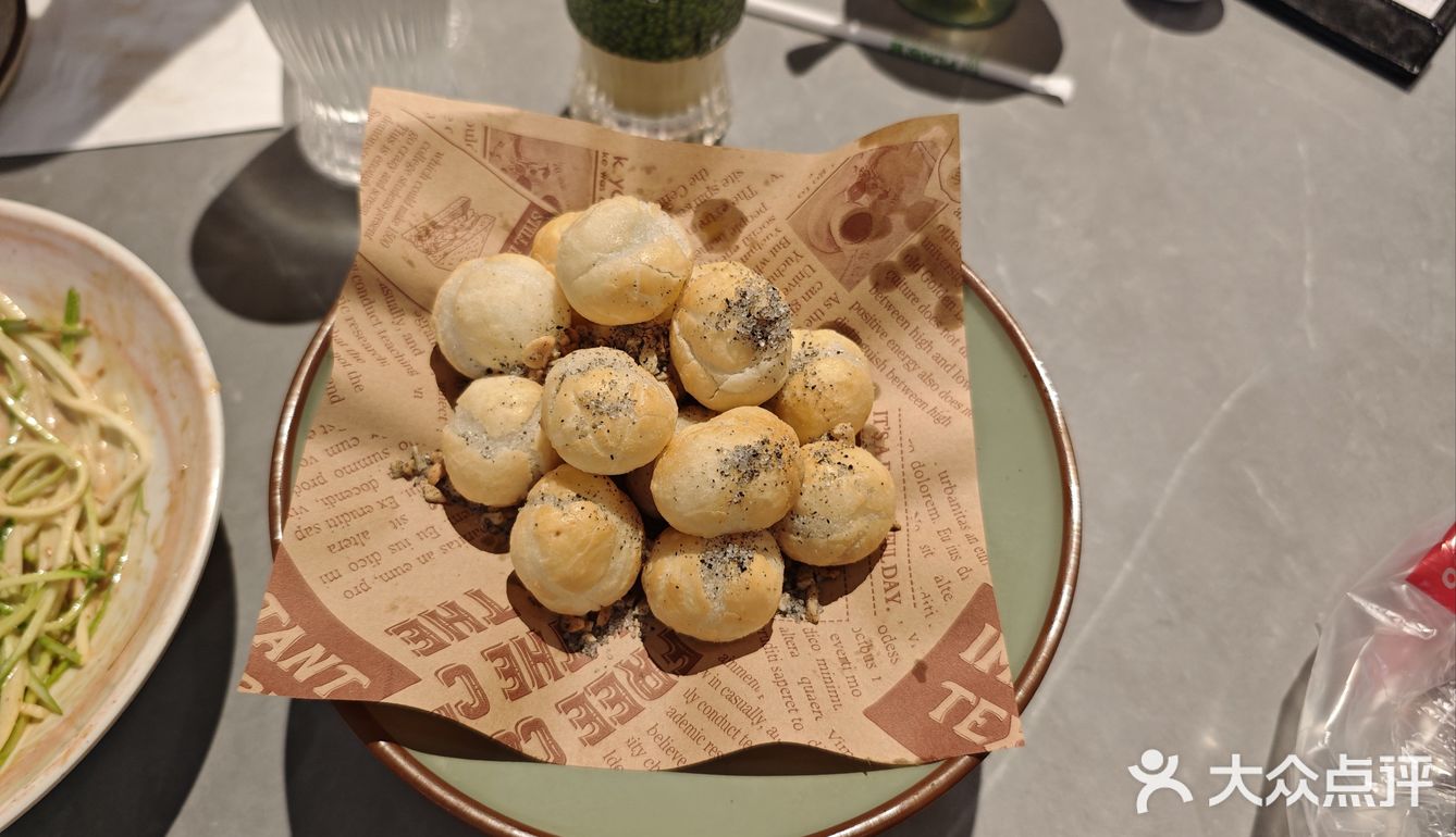 两人餐足够三个人吃。绿豆沙还做了不甜的，非常好