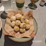 两人餐足够三个人吃。绿豆沙还做了不甜的，非常好