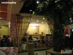后面是颜色明快的区域-嘉喜来比萨(罗马花园店)