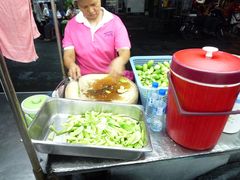 服务员在切青瓜备餐-红大哥水门鸡饭(總店)