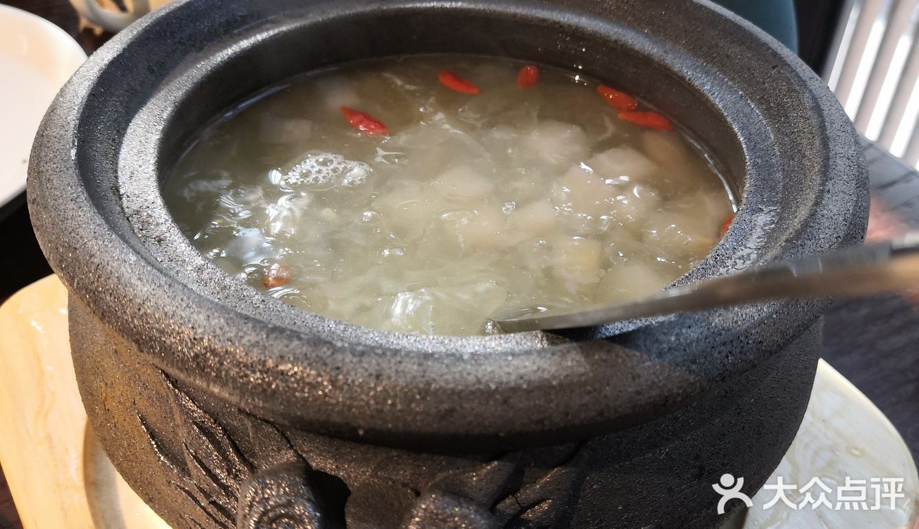 上面撒了一点新鲜橙皮颗粒，很解腻。独特的甲鱼做法