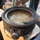 上面撒了一点新鲜橙皮颗粒，很解腻。独特的甲鱼做法
