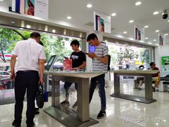这里还卖手机，有人在选手机。-成都华为终端授权服务中心