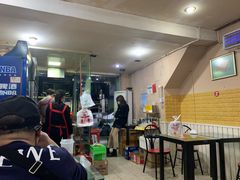 等位区-小胡子烧烤(江汉路店)