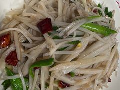 蒜苗炒藕丝-辣螃铠盆盆蟹大排档(海昌店)