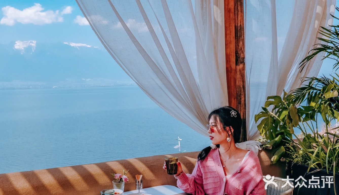 悬崖海景尽收眼底，大理浪漫约会餐厅
