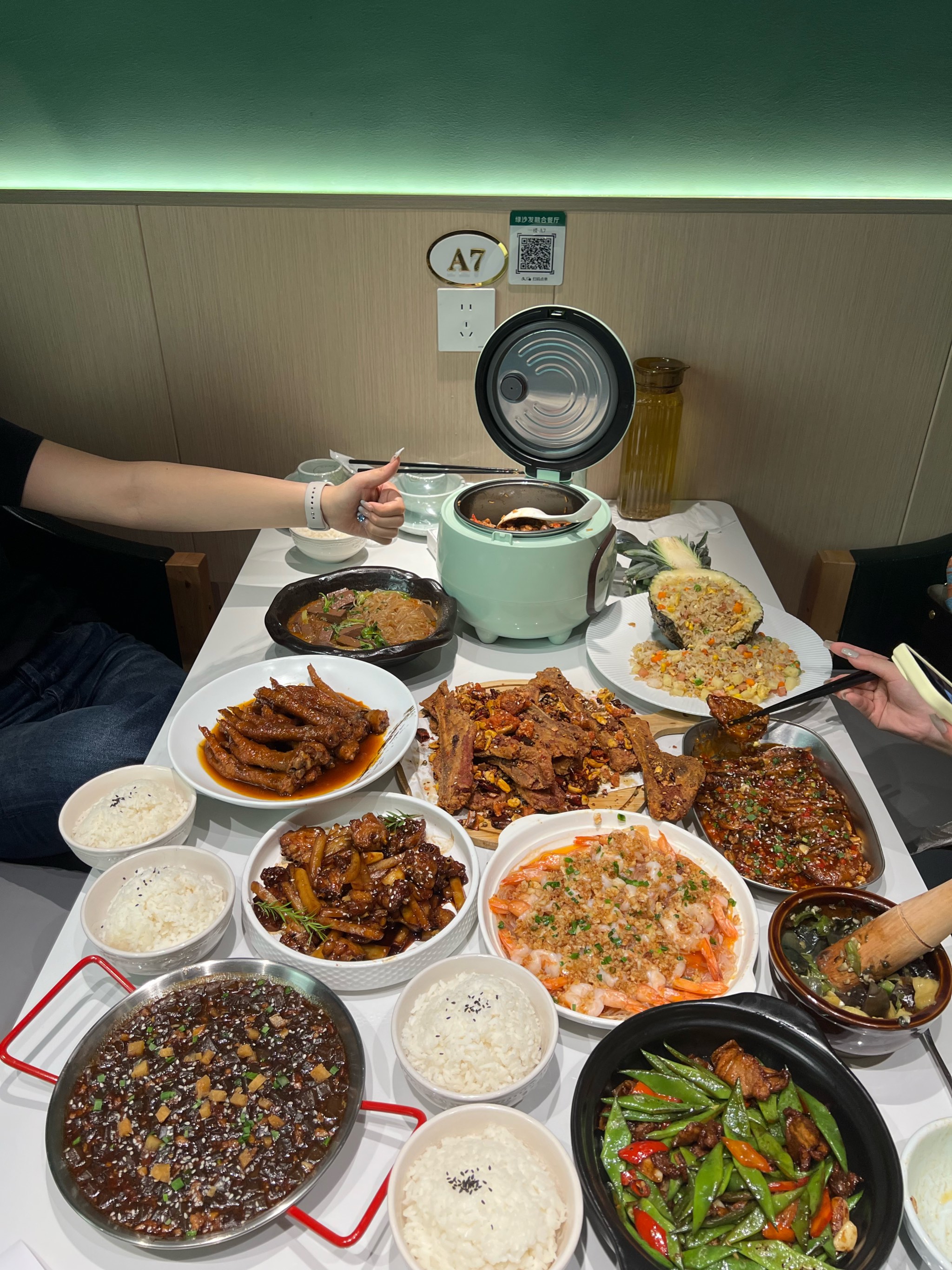 现实饭店吃饭照片图片