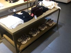 -URBAN REVIVO(济南领秀城贵和购物中心店)