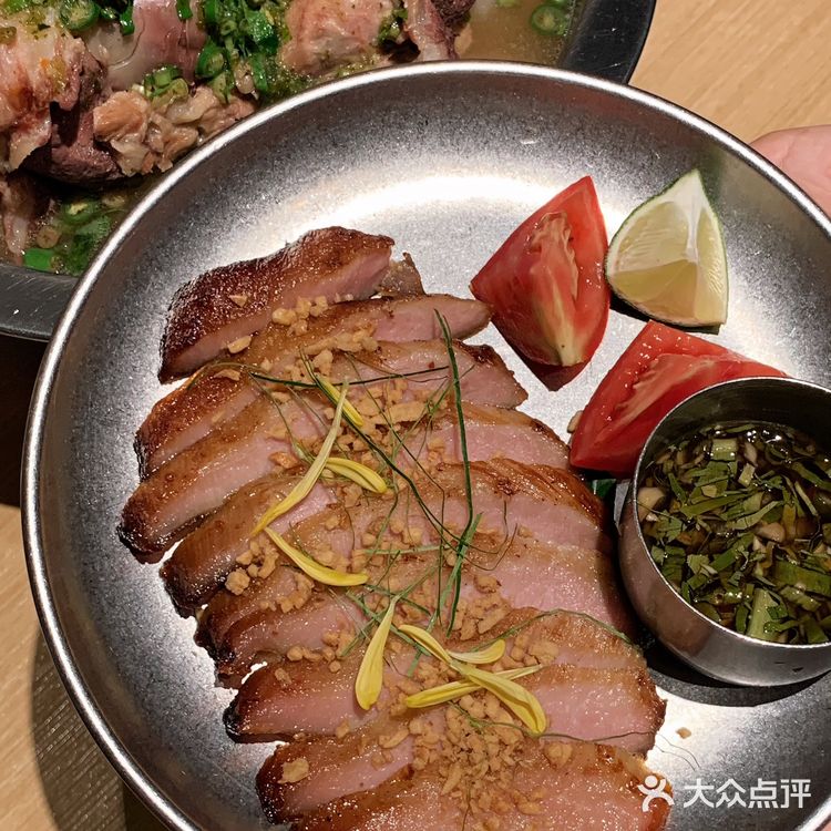 珠海这家巨巨巨好吃的泰式猪肘比拳头还大🔥火盆咔泰国MAMA面