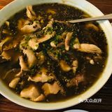 东郊记忆旁边的这个商圈真的是一个宝藏地方有好逛的也有好吃的这家看到过几次今天临时决定过来的时间有点赶就没来得及点茶喝总的来说份量是够的味道也是中等偏上两个人吃了三个菜还剩一点她家还有包间可以坐着慢慢喝茶下次再来尝尝
