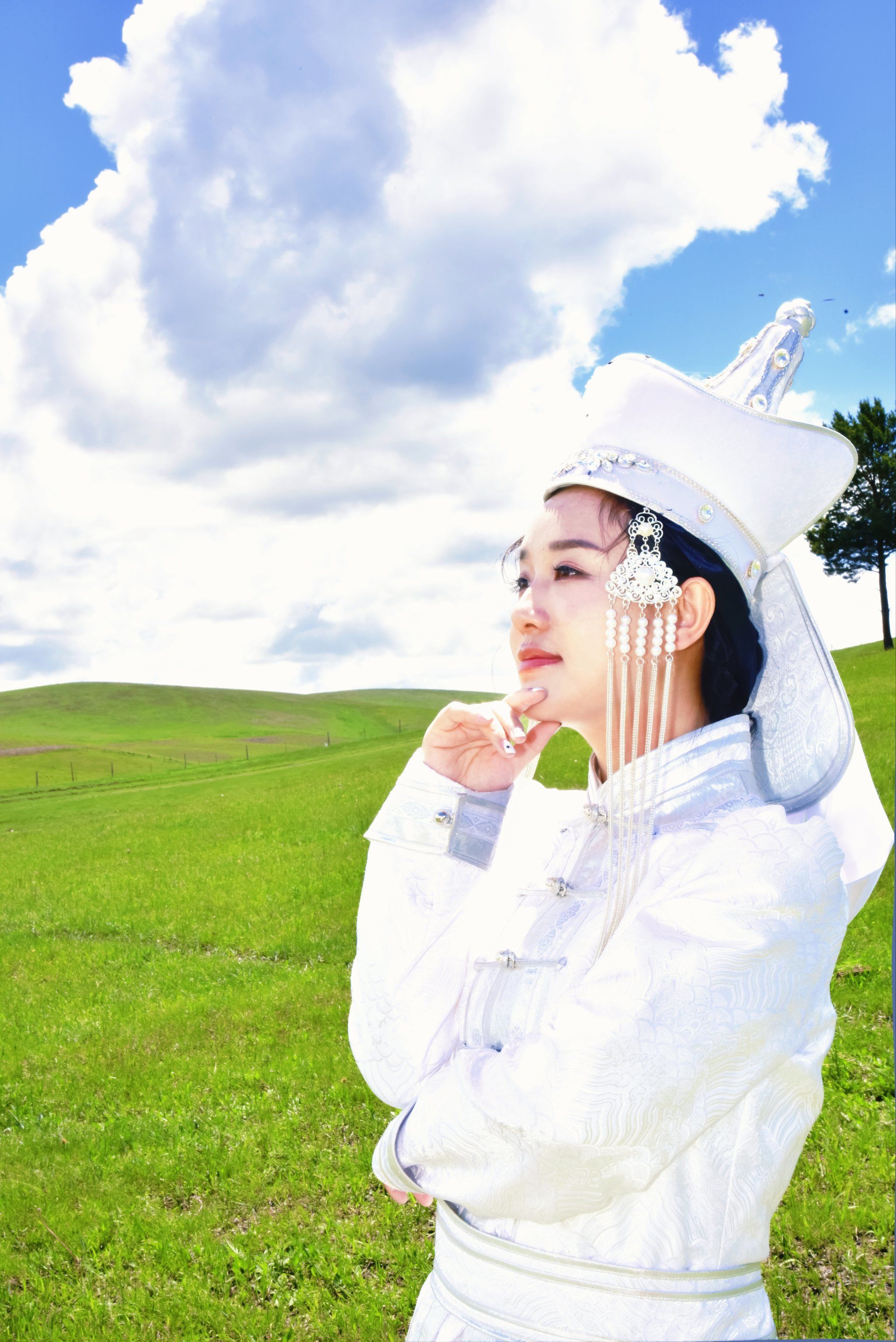 旅拍蒙古族服装 #一定要拍套蒙古 族服饰#草地蓝天白云 ,阿尔晒篌