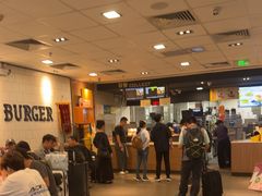 -麦当劳(上海虹桥站30B检票口楼上)