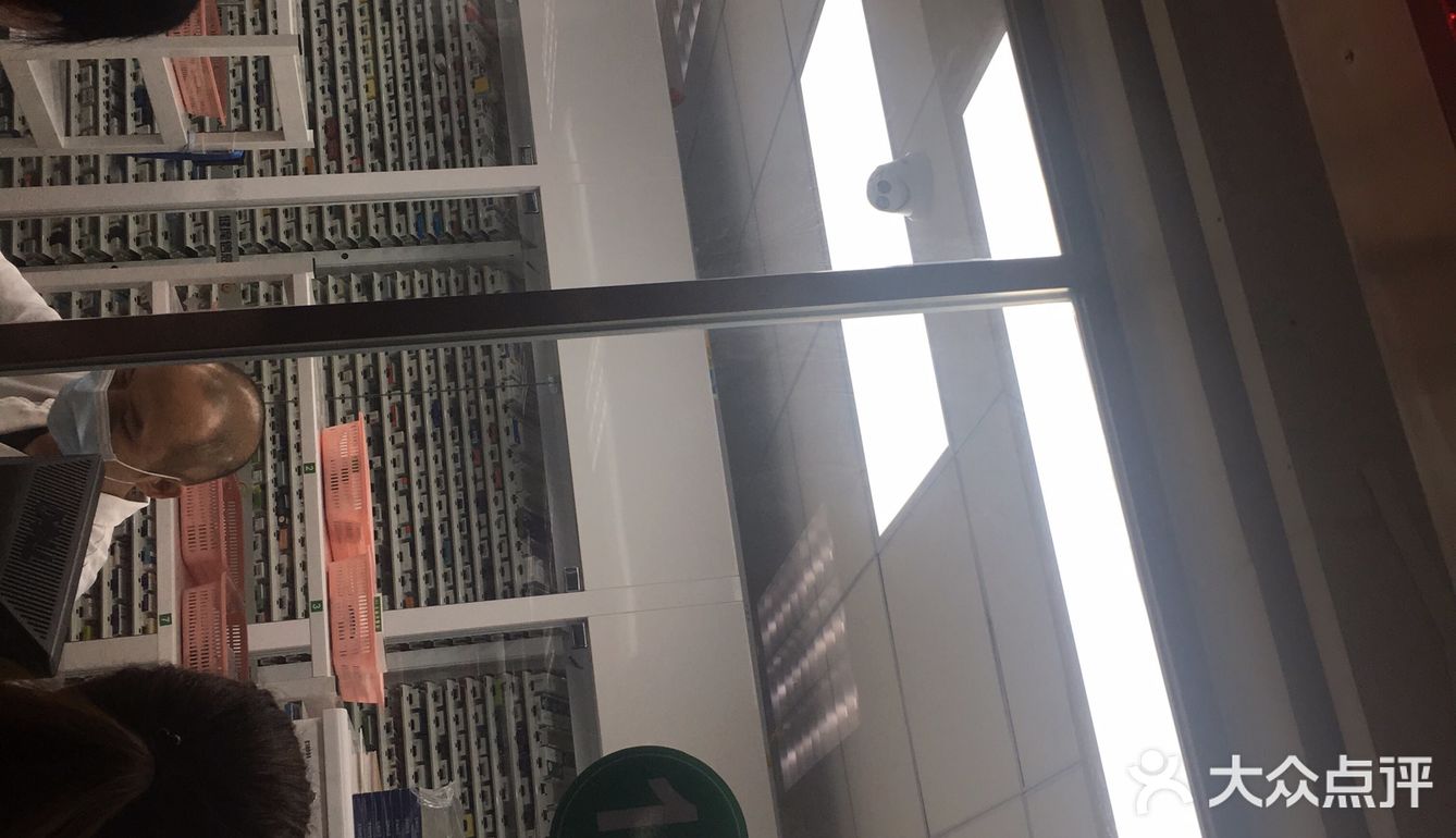 全自动控制系统啦，缴费后走过去就可以拿药啦