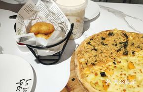 Durian and Egg Yolk Double Flavor Pizza