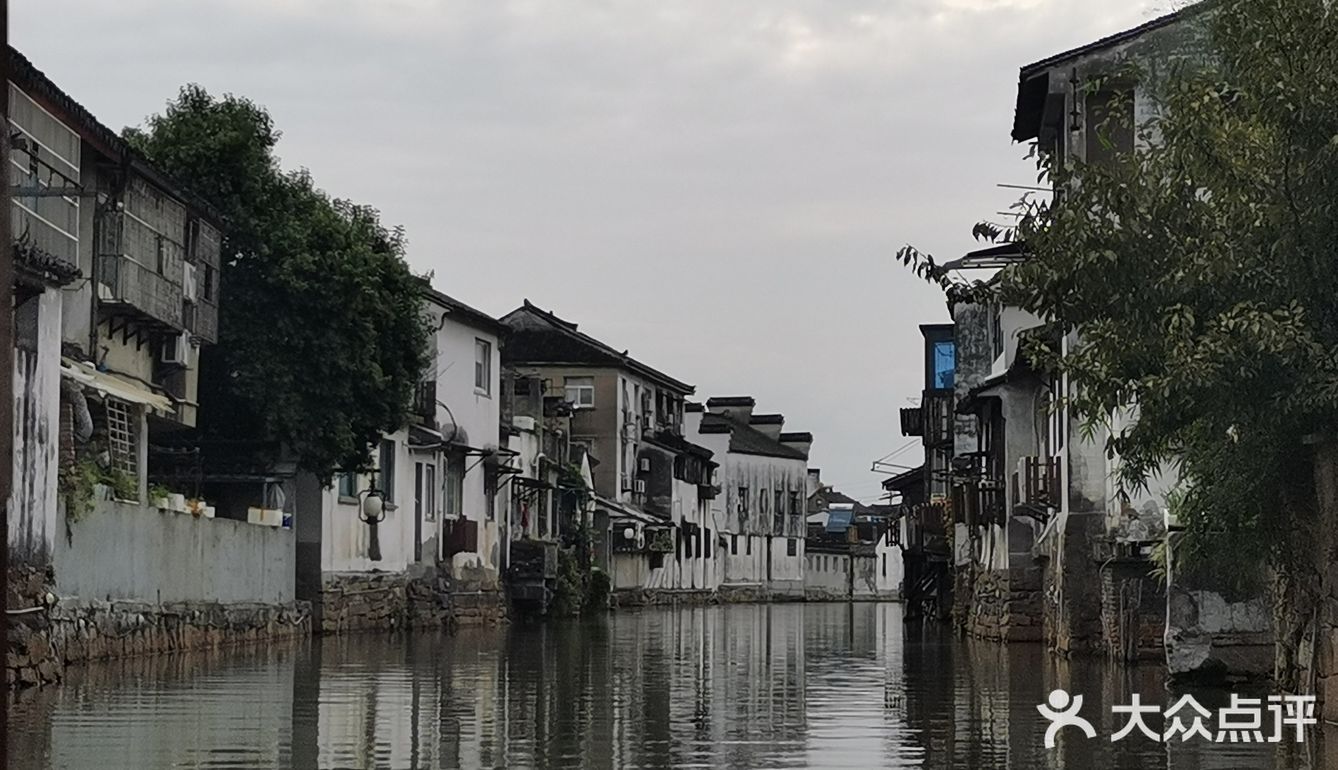 夜景很漂亮。老街都是生活在这边居民居住的地方