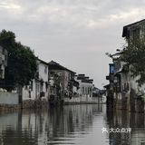 夜景很漂亮。老街都是生活在这边居民居住的地方