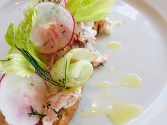 烟熏红鳟鱼烤面包片-非常时髦餐厅VUE Restaurant(外滩茂悦大酒店)