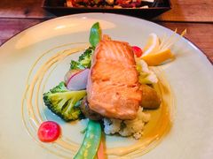 香煎三文鱼排配柠檬芥末汁-SISTERS BAR RESTAURANT川意酒馆(嘉善老市H楼店)