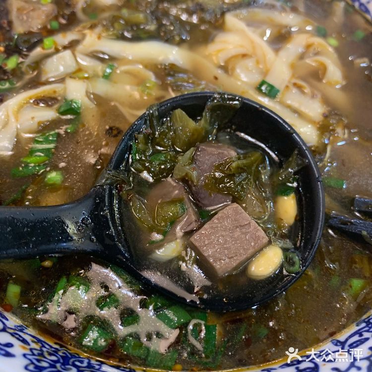 环境不错这次点的是酸菜牛肉面，上餐很快