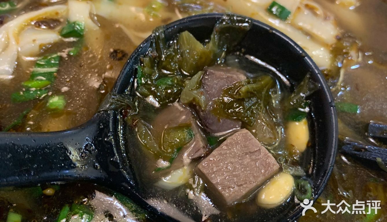 环境不错这次点的是酸菜牛肉面，上餐很快