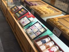 面包甜点陈列柜-南宋胡记(杭州河坊街店)