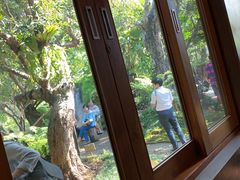 -Chom Cafe and Restaurant