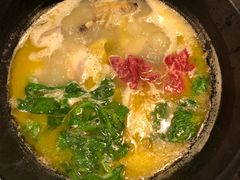 浓厚原只鸡煲花胶汤-鲜入围煮花胶鸡海鲜火锅