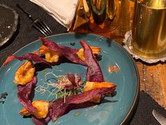 煎虾配紫薯泥薯片及姜味柠檬汁-AZUL by FUEL蓝色·法式酒馆(琶醍店)