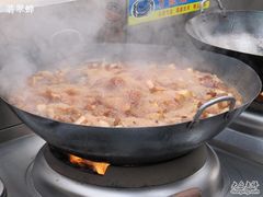 大锅炖着的红烧肉-龙凤山庄(永定镇店)