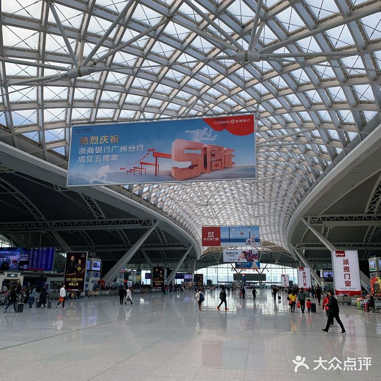冰簟银床梦不成，碧天如水夜云轻