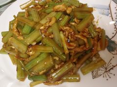 芹菜炒肉-满堂春特色餐馆