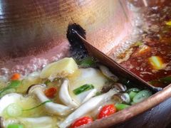 -果松木炭酸菜铜火锅·外婆参鸡汤