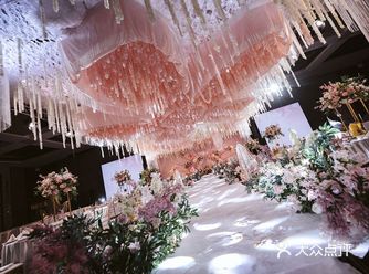 红色的花白色的纱娇羞的面颊，浅浅笑里说出一句愿意的回