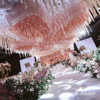 红色的花白色的纱娇羞的面颊，浅浅笑里说出一句愿意的回