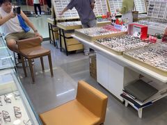 -美式眼镜·授权蔡司.依视路.尼康.豪雅.明月(人民广场店)