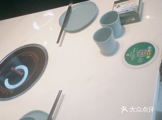 一进门来这家情人桥店，有专门的迎宾接待我们入座