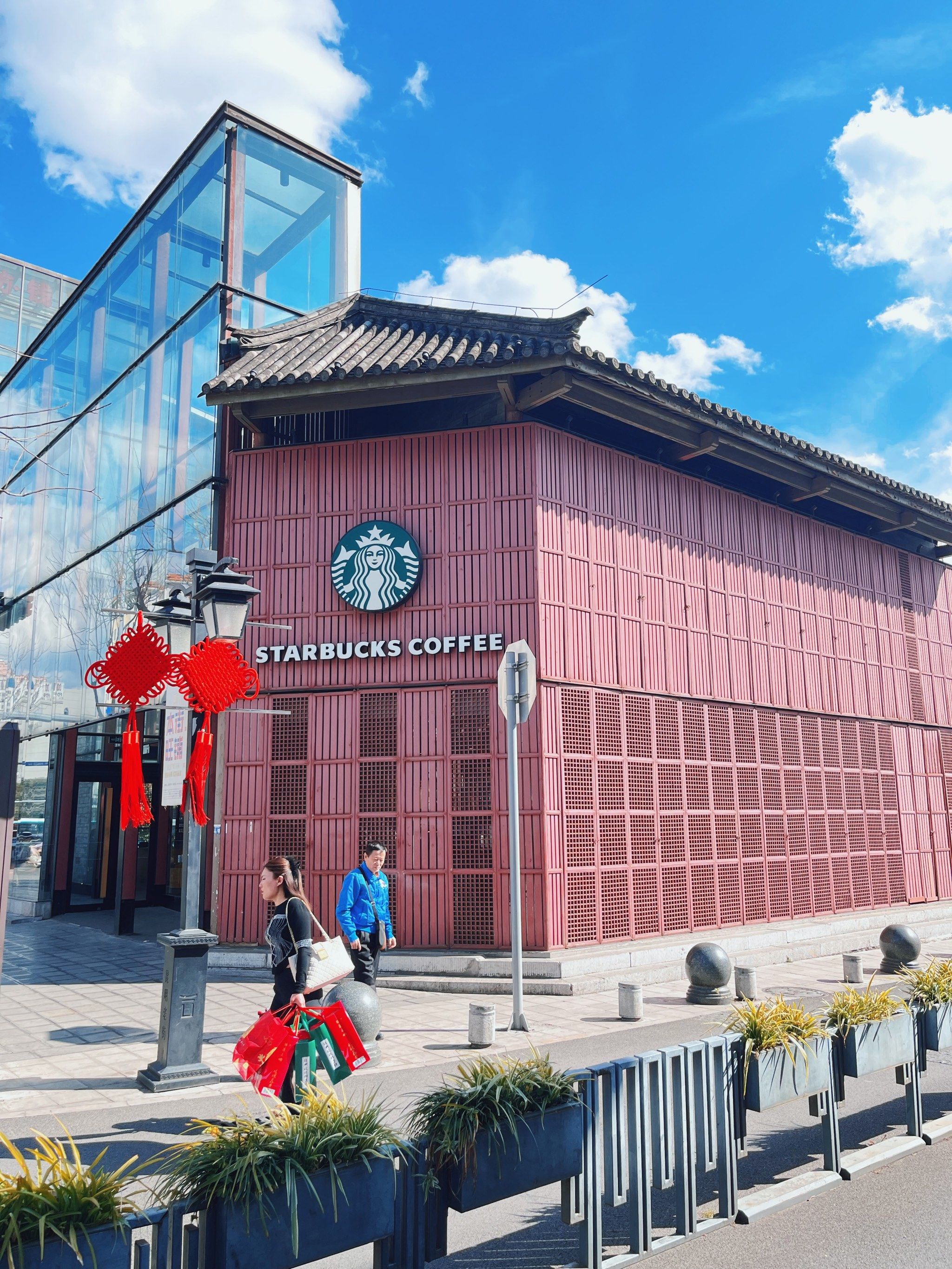 长条粉嫩的星巴克,铜墙铁壁海鸥店