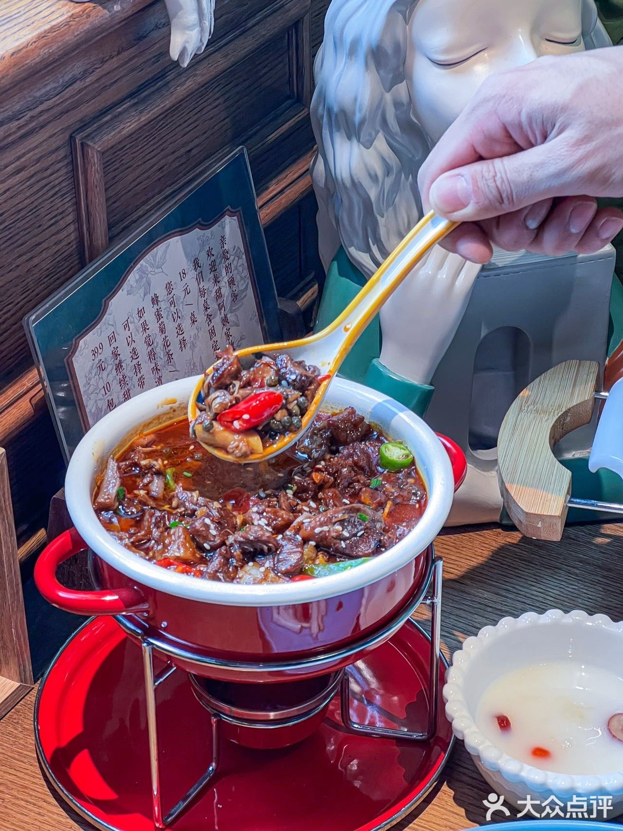 复古的平和坊里还有一家精致洋房餐厅 