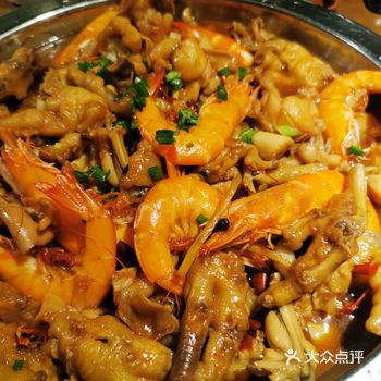 胖哥俩经典牛蛙煲 肉肉很多，个人觉得鸡爪是真的好吃