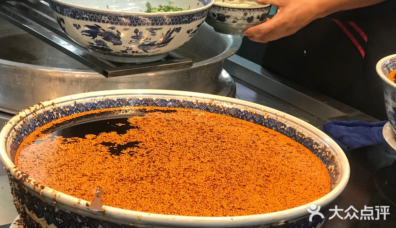 他们自制的油辣子看着通红通红的不是很辣但非常香