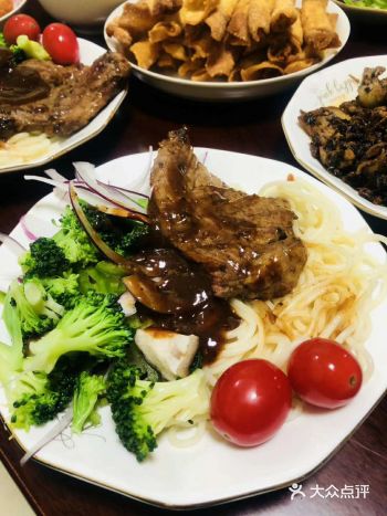 虽然没有明月相伴，一家团聚也其乐融融，中秋晚餐选择自