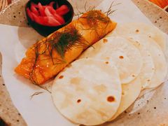 烟熏三文鱼配烤饺子皮和芥末籽酱-BOR Eatery(安福路店)