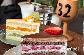 Passion Fruit Green Grape Mango Cream Cake