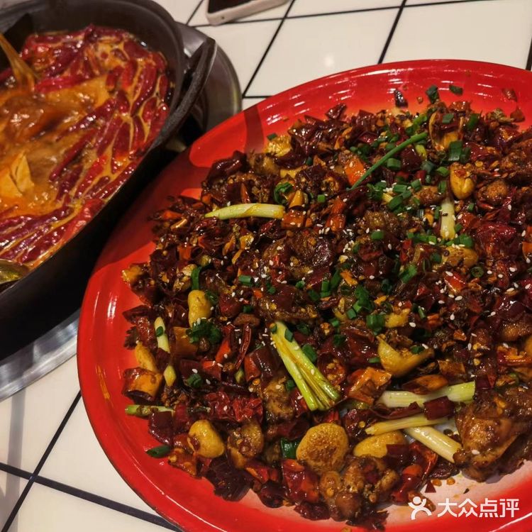 有一条街有那么一家店，郭欢喜老成都烧菜火锅。