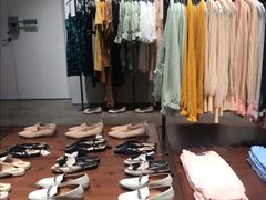 -URBAN REVIVO(高德置地广场·春广场店)