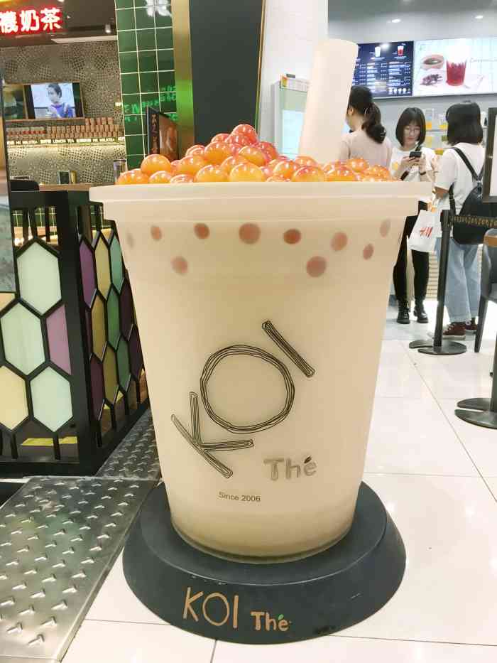 位置在凯德四楼,电影院旁边,几家饮品连排着,koi门口有个大号珍珠奶茶