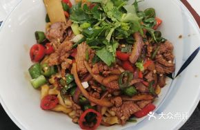 Sichuan-style Stir-fried Beef Tenderloin with Noodles