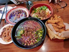 -爆炸头阿姨小四川正宗川味小吃(无任何分店)