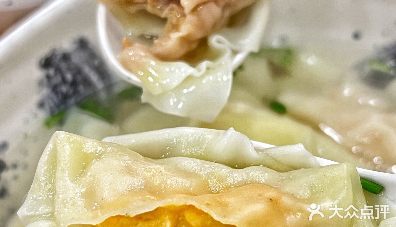 寒冷的冬季一碗热气腾腾的馄饨太对胃口了